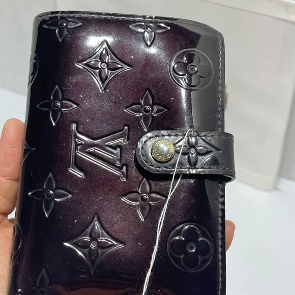 Louis Vuitton Kisslock Wallet in Amarante, preloved. - Picture 10 of 16